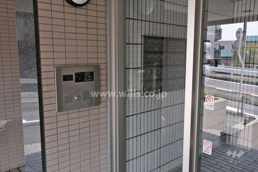 エントランスはオートロック付きです。