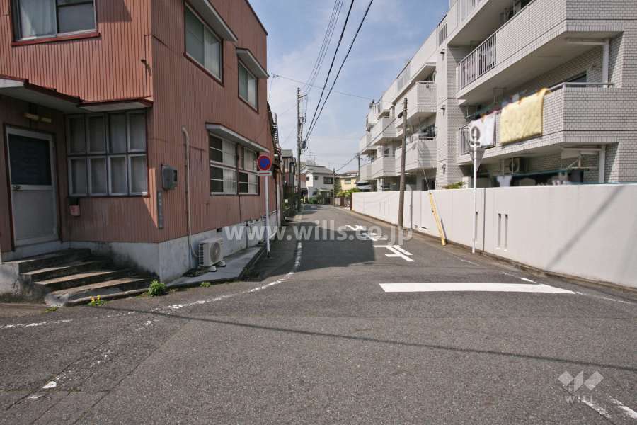 敷地南側の前面道路(東側から)