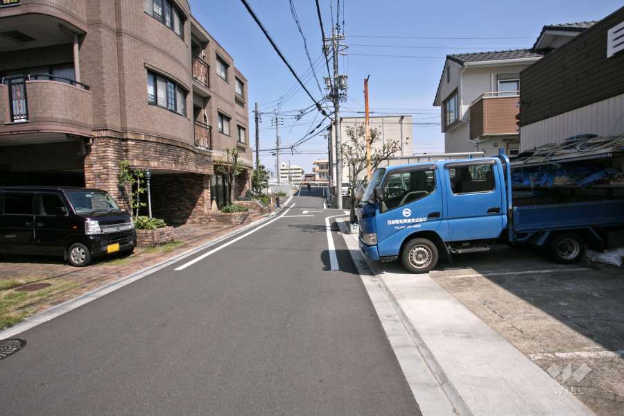 敷地東側の前面道路(南側から)
