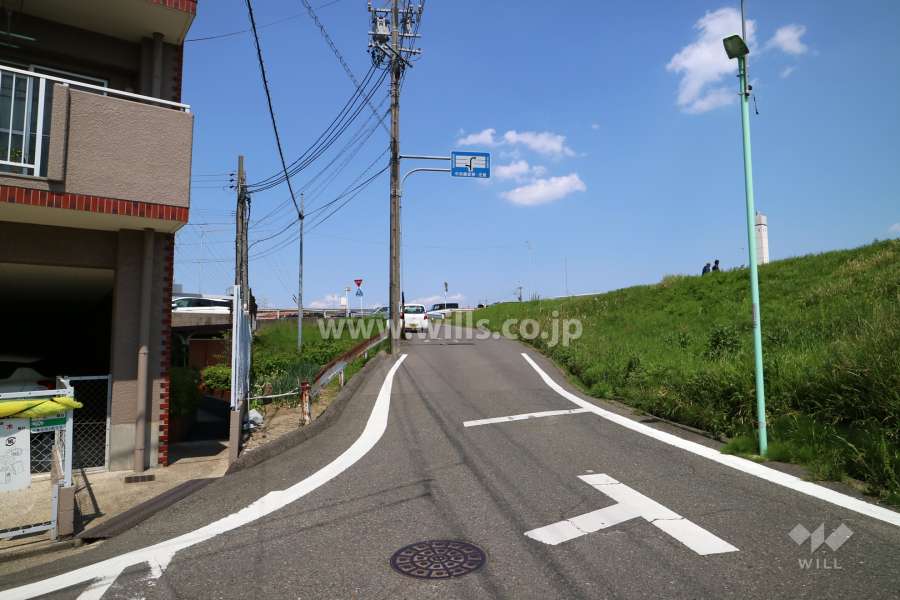 敷地東側の前面道路（南側から）