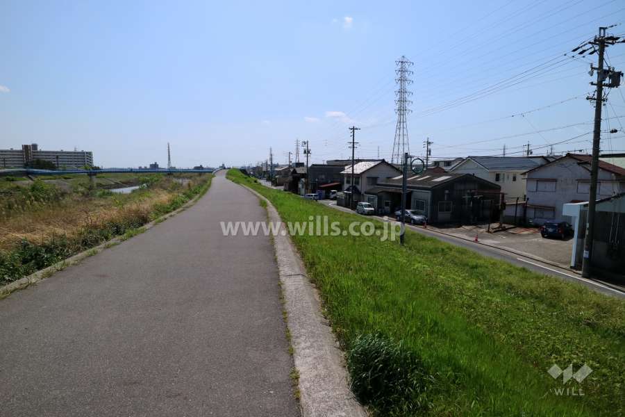 敷地東側にある天白川