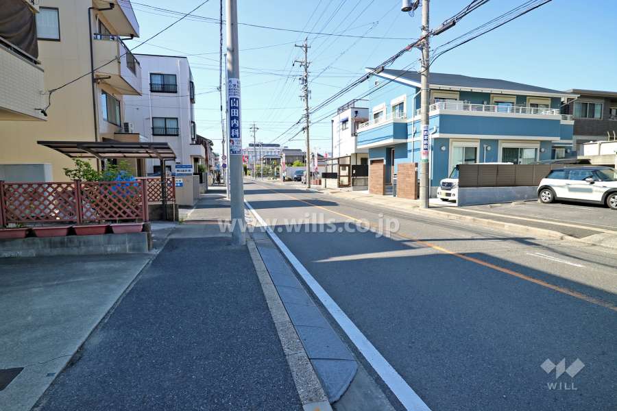 敷地西側の前面道路