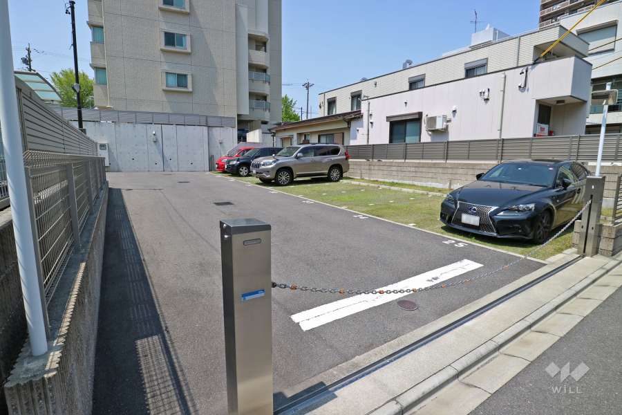駐車場出入り口(ロボットゲート付き）