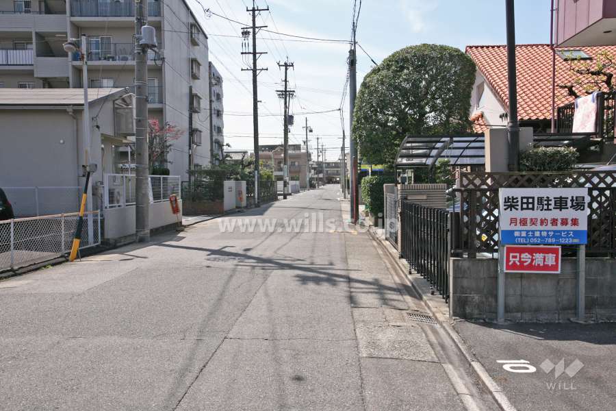 敷地西側の前面道路