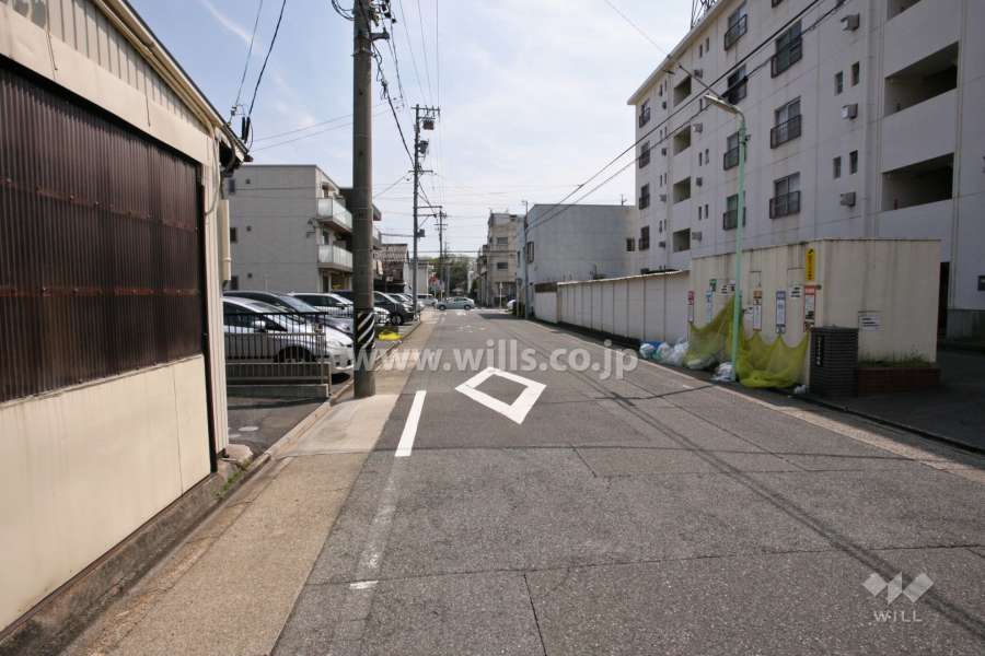 敷地北側の前面道路(西側から)