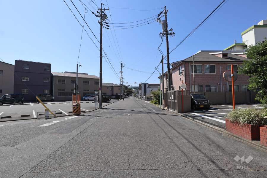 敷地南側の前面道路（東側から）