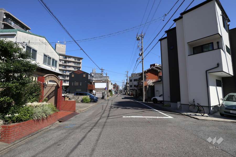 敷地南側の前面道路（西側から）