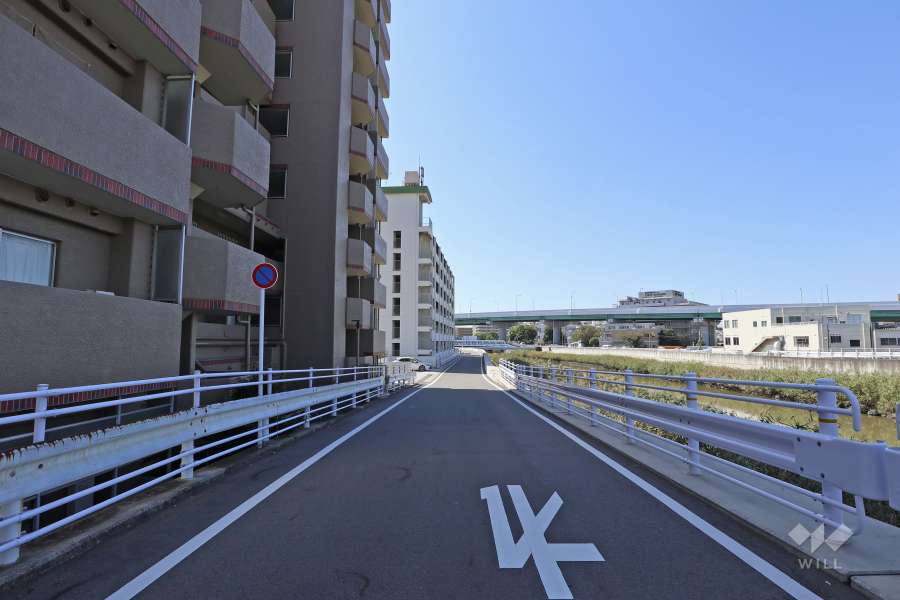 敷地北西側の前面道路（北東側から）