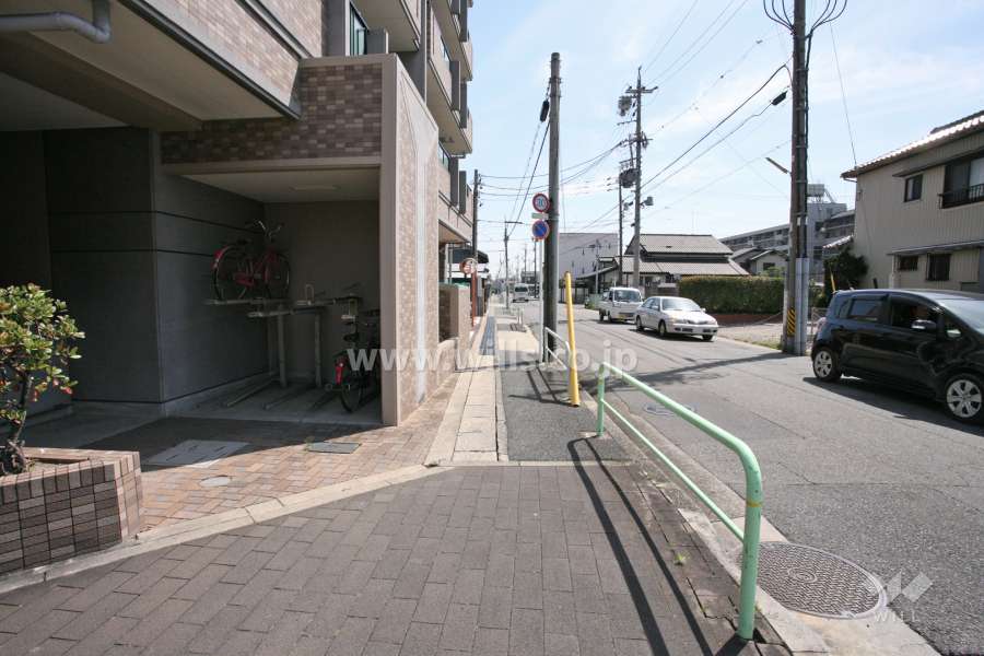 敷地南側の前面道路