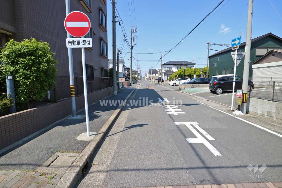 敷地東側の前面道路(南側から)
