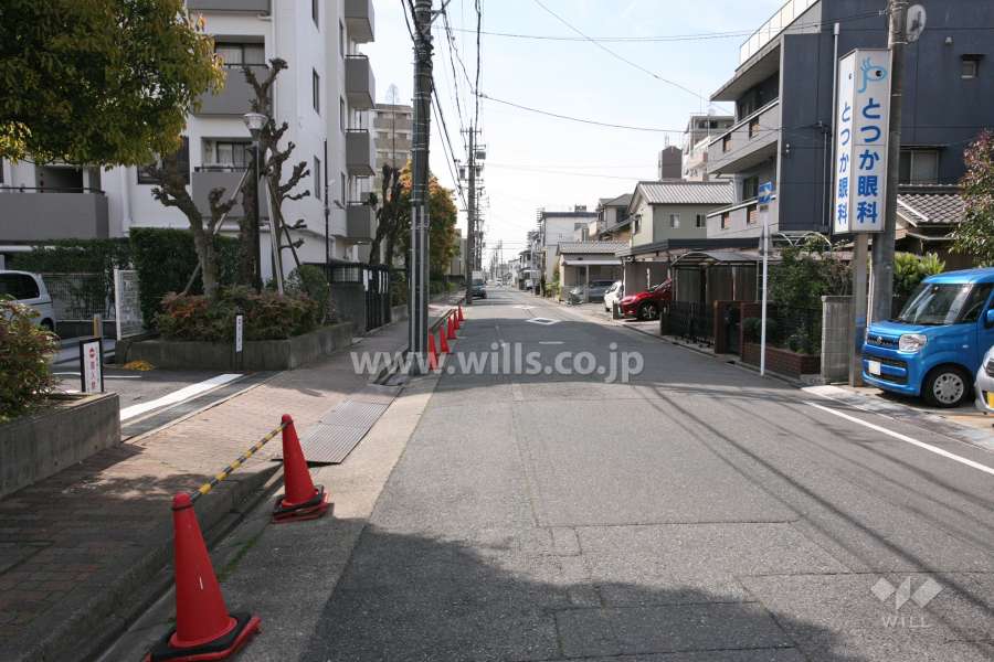 敷地西側の前面道路