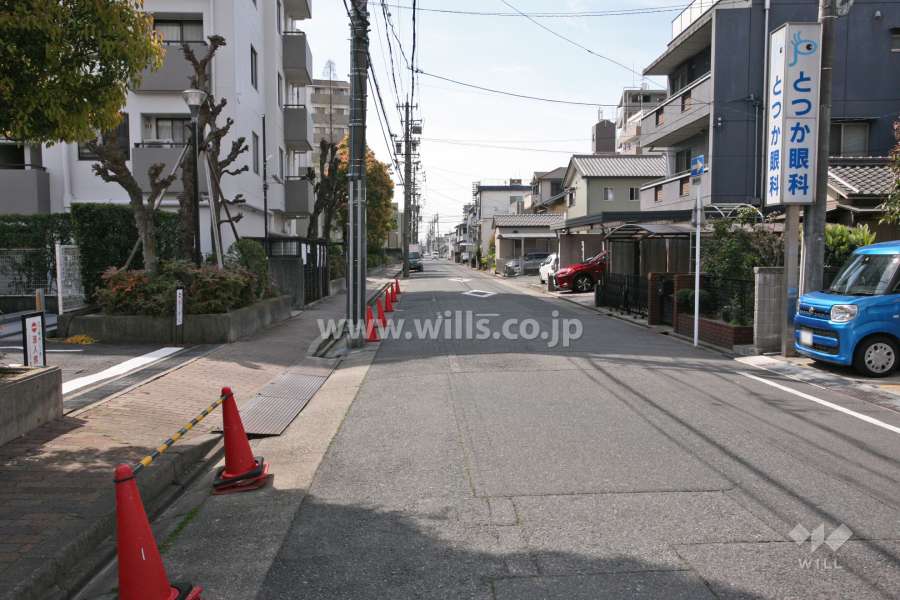 敷地西側の前面道路(北側から)