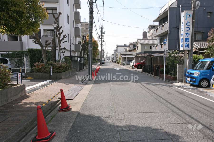 敷地西側の前面道路