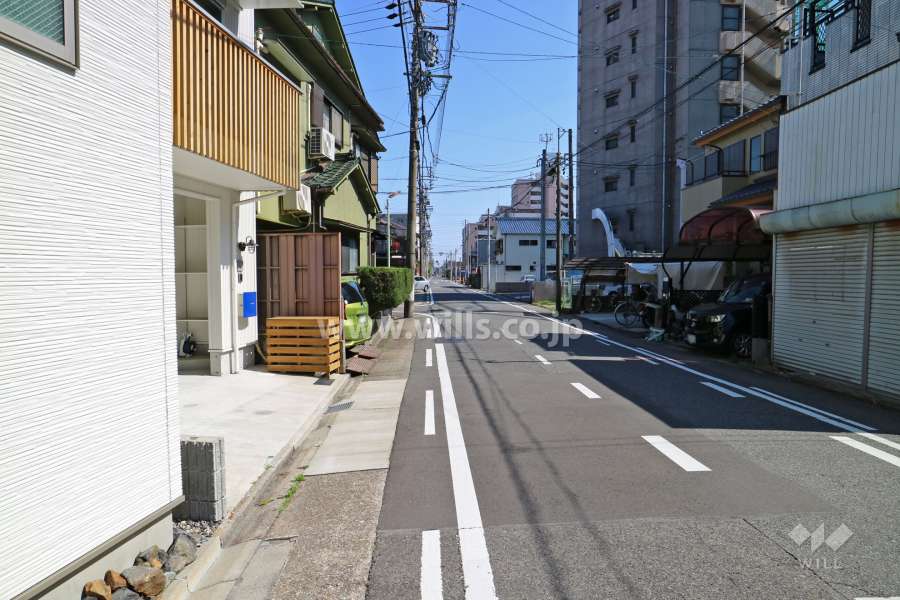 敷地北東側の前面道路（北西側から）