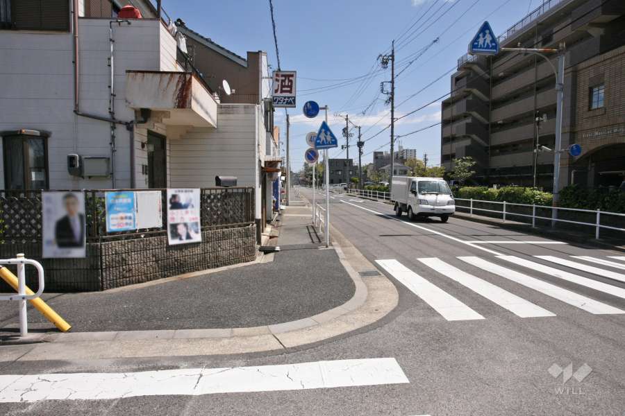 敷地北側の前面道路(西側から)