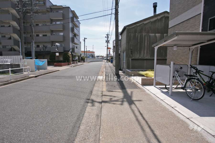 敷地西側の前面道路(北側から)