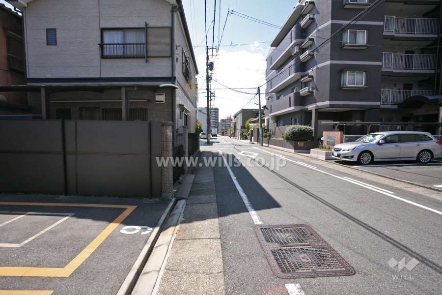 敷地東側の前面道路(北側から)
