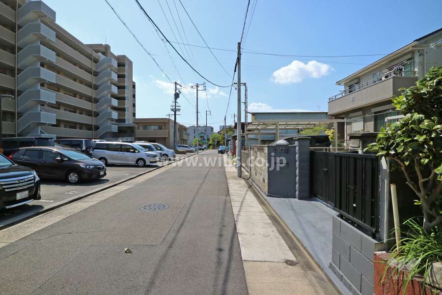 敷地北側の前面道路