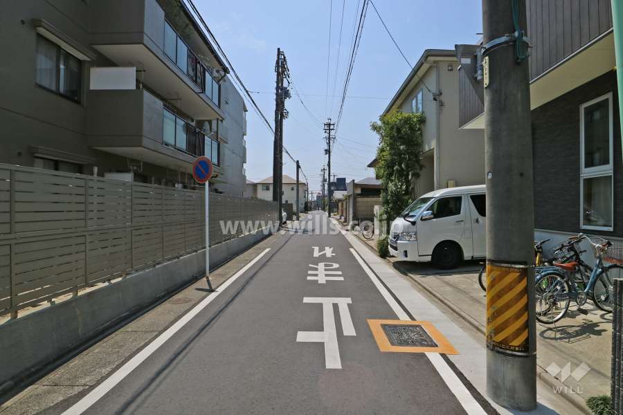 敷地西側の前面道路