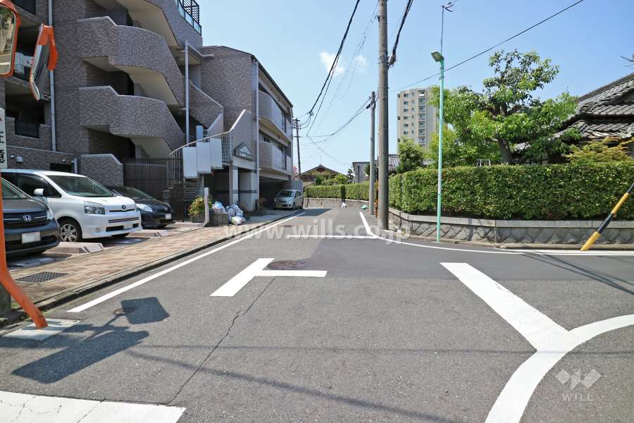 敷地北側の前面道路