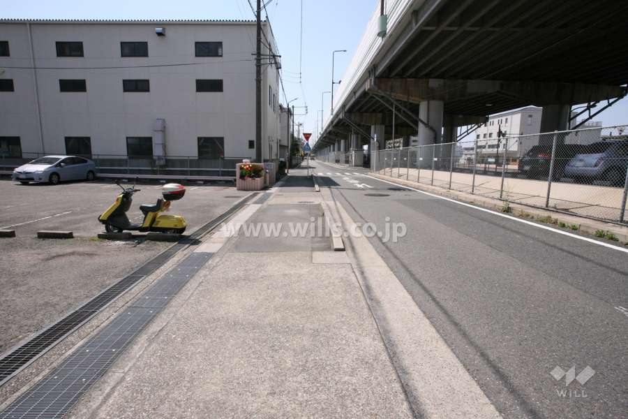 敷地南側の前面道路。マンションは河川敷に沿って「真栄マンション第2泉楽」と対になって並んでいます。
