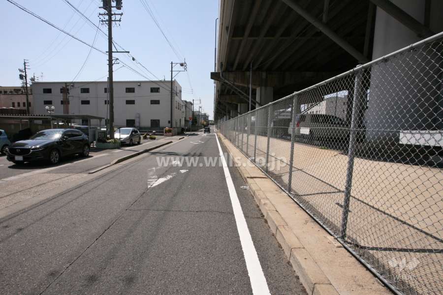 敷地北西側の前面道路。国道バイパスの高架橋が通っています。