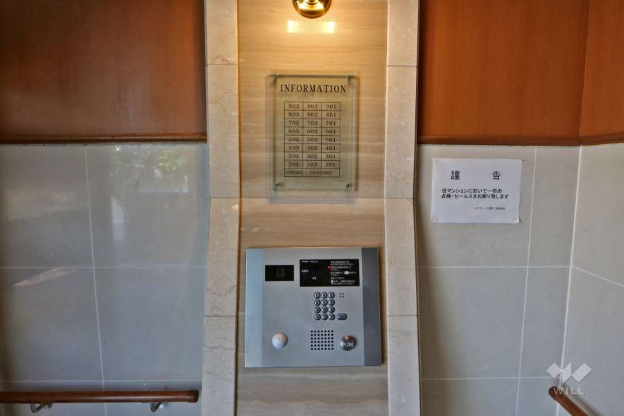 オートロックと案内板