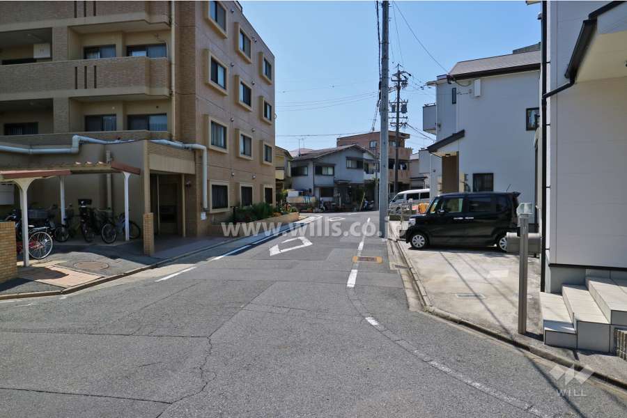 敷地西側の前面道路(北側から)