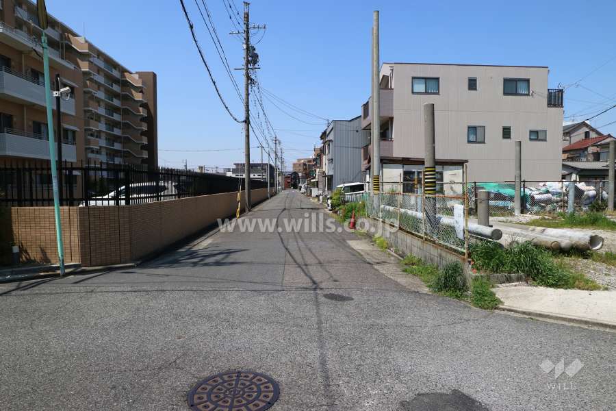 敷地北側の前面道路