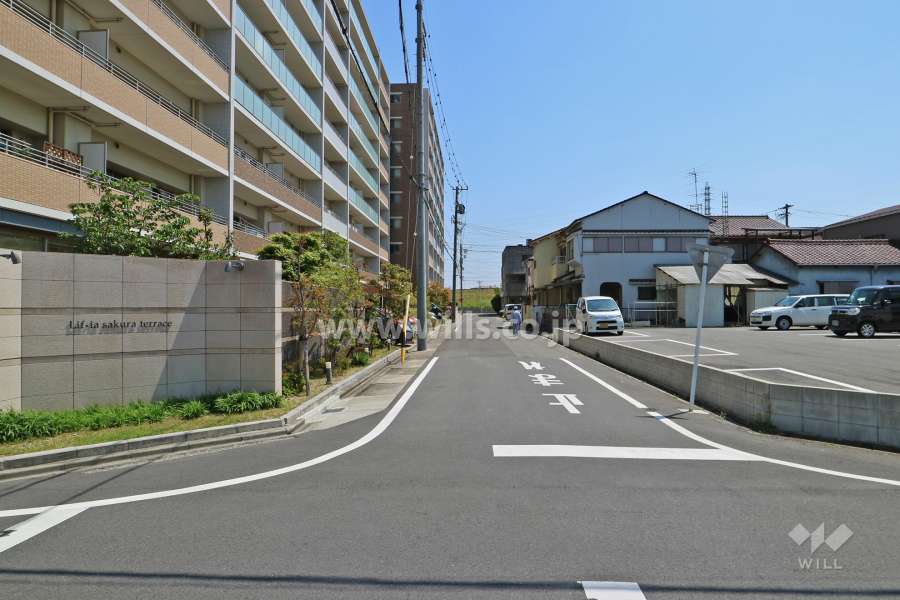 敷地南側の前面道路