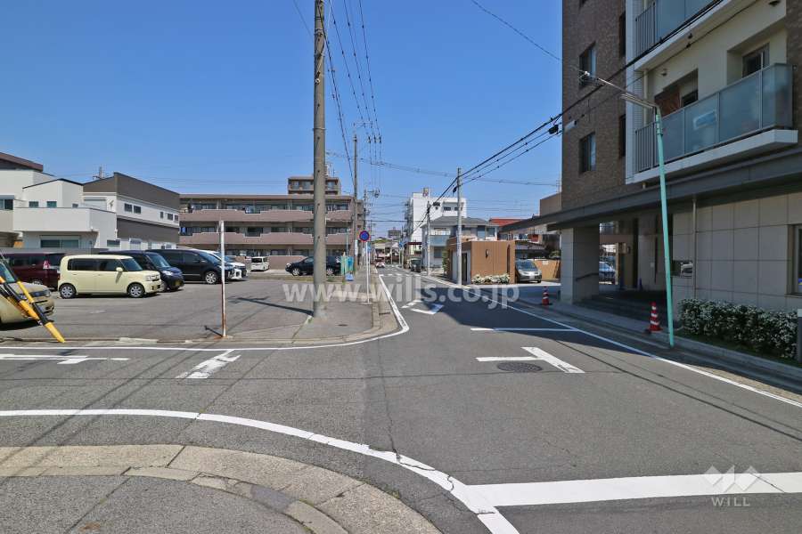 敷地西側の前面道路