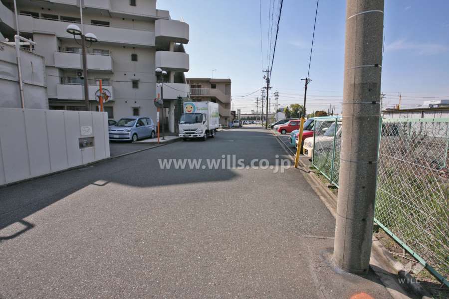 敷地西側の前面道路(北側から)