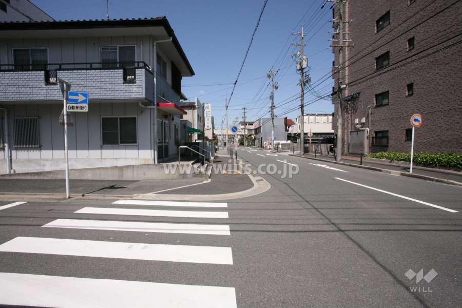 敷地西側の前面道路（南側から）