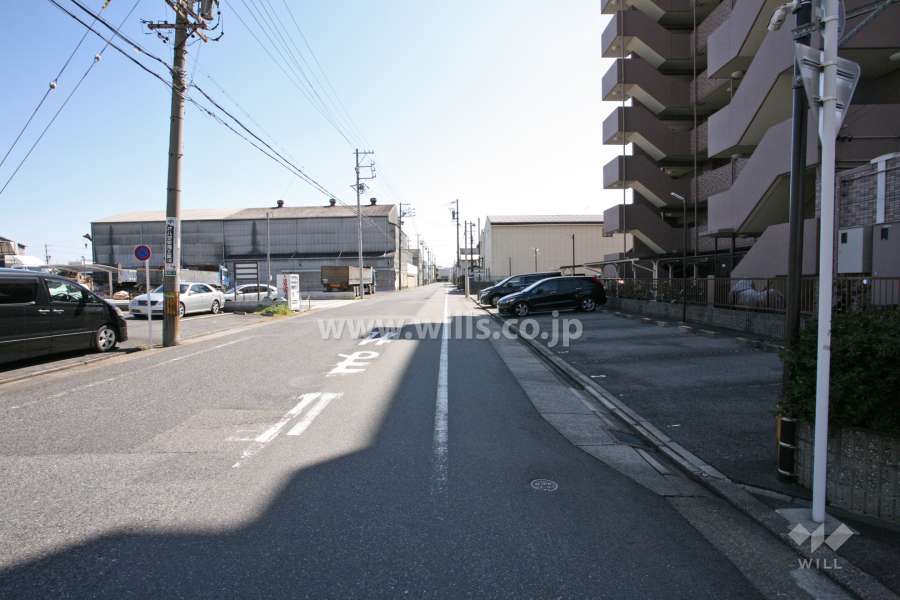 敷地北側の前面道路（西側から）