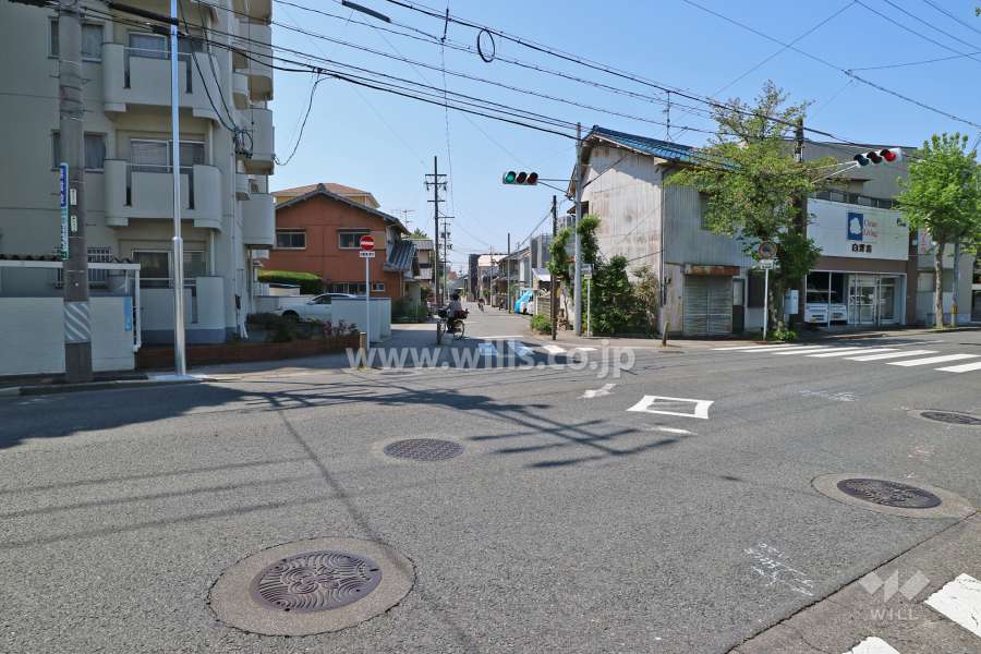 敷地西側の前面道路