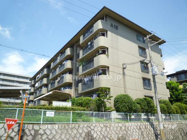 公社山田西Ｂ団地A-16棟の外観（北側から）