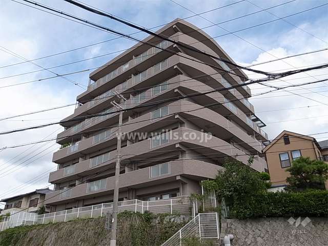 ディアステージ宝塚清荒神の外観（南東側から）　敷地南側は一段低くなっています。