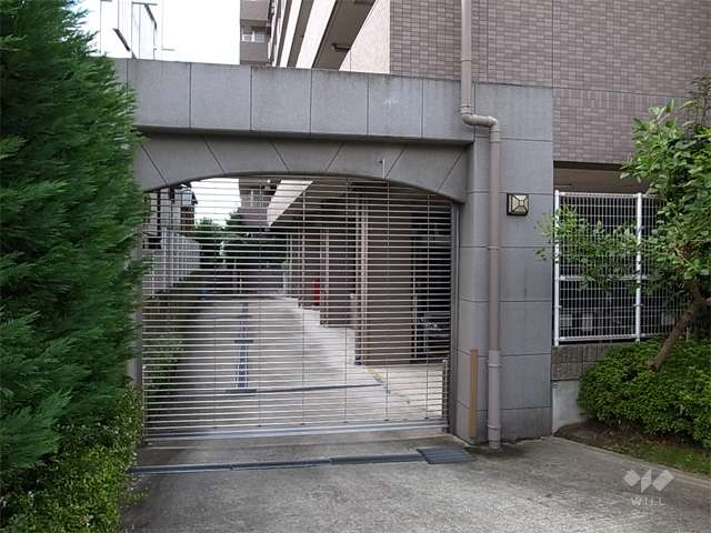 駐車場の入口にはリングシャッターが設置されています。