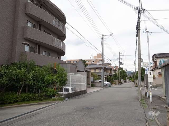 敷地北側の前面道路は旧有馬街道です。