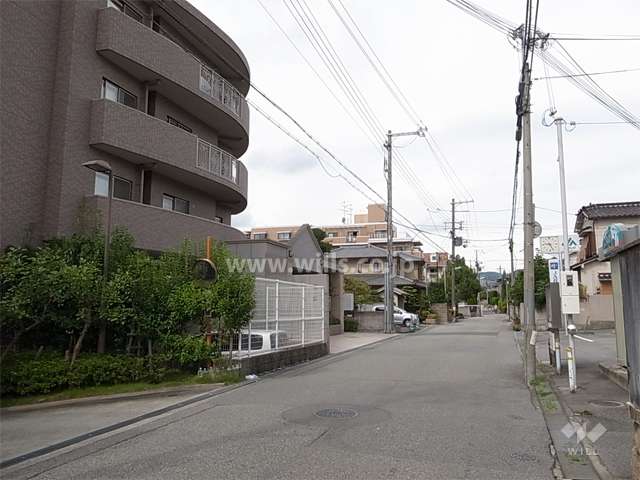 敷地北側の前面道路は旧有馬街道です。