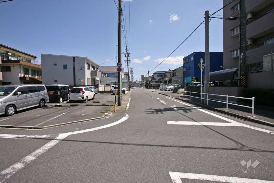 敷地北側の前面道路(西側から)