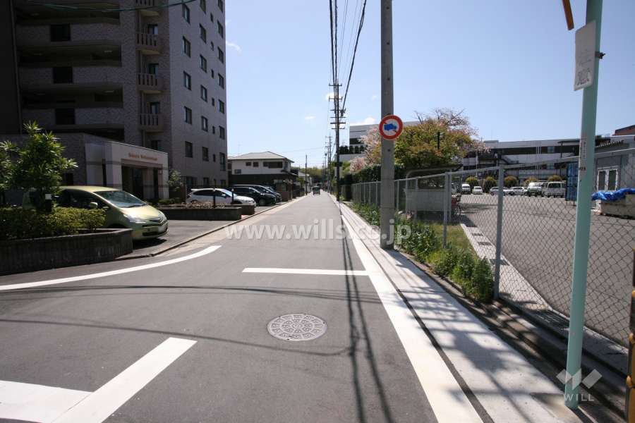敷地西側の前面道路（北側から））