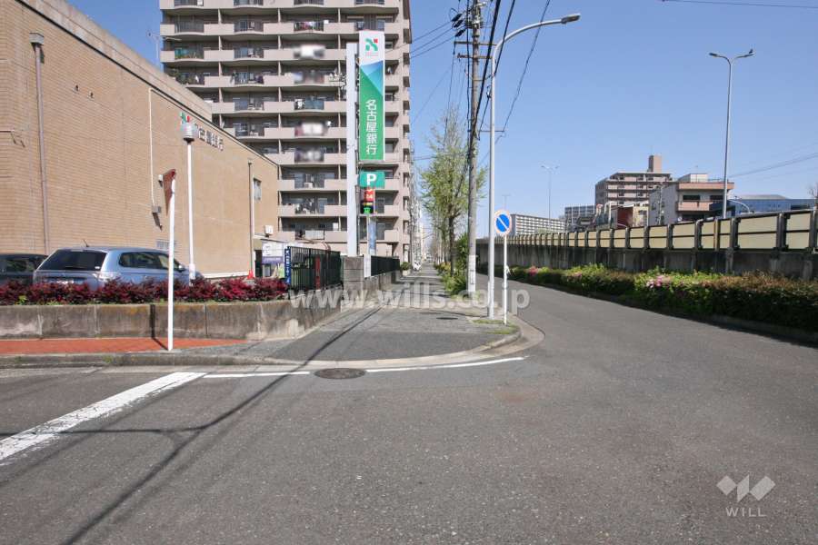 敷地東側は国道247号に面しています。