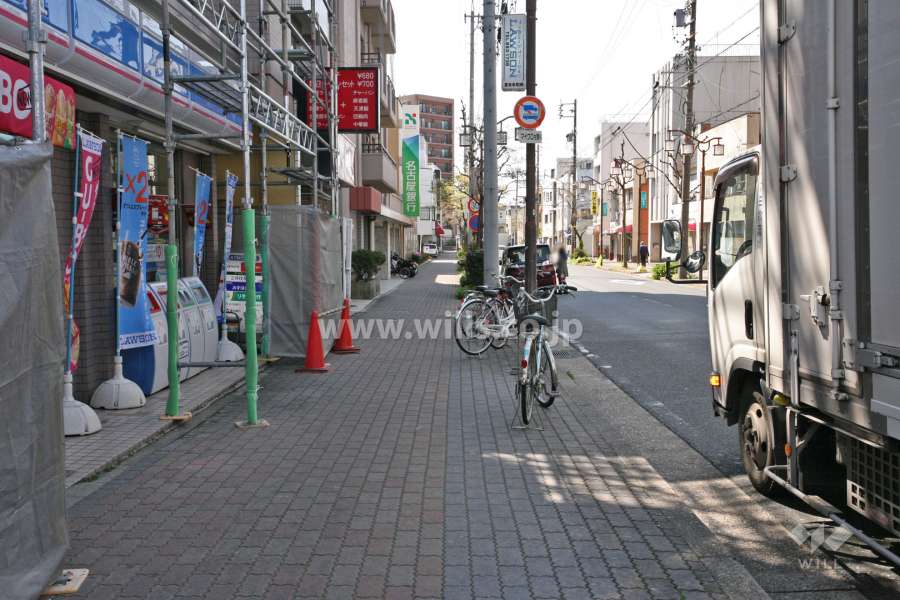 敷地西側の前面道路(北側から)