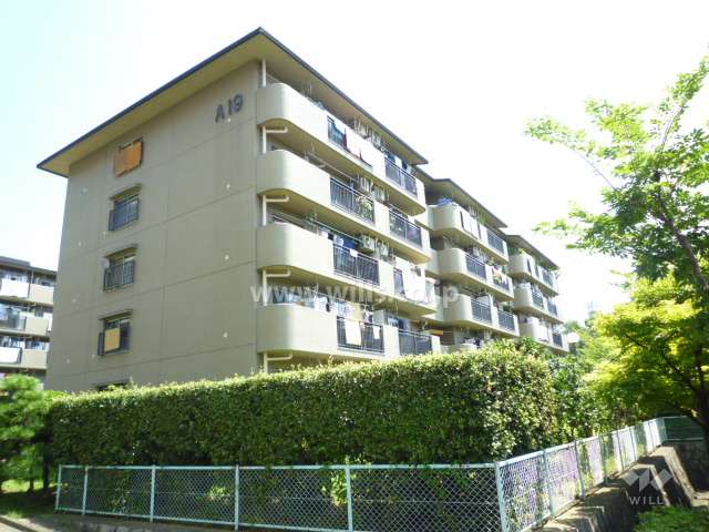 公社山田西Ｂ団地A-19棟の外観（西側から）