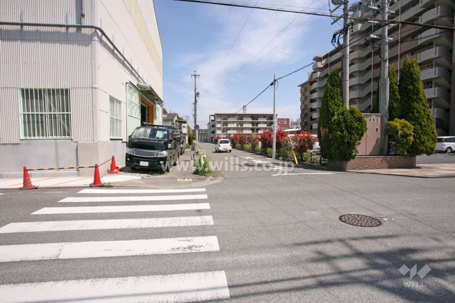 敷地北西側の前面道路（南西側から）