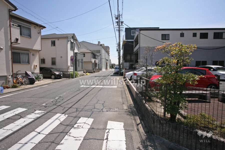 敷地北東側の前面道路(北西側から)