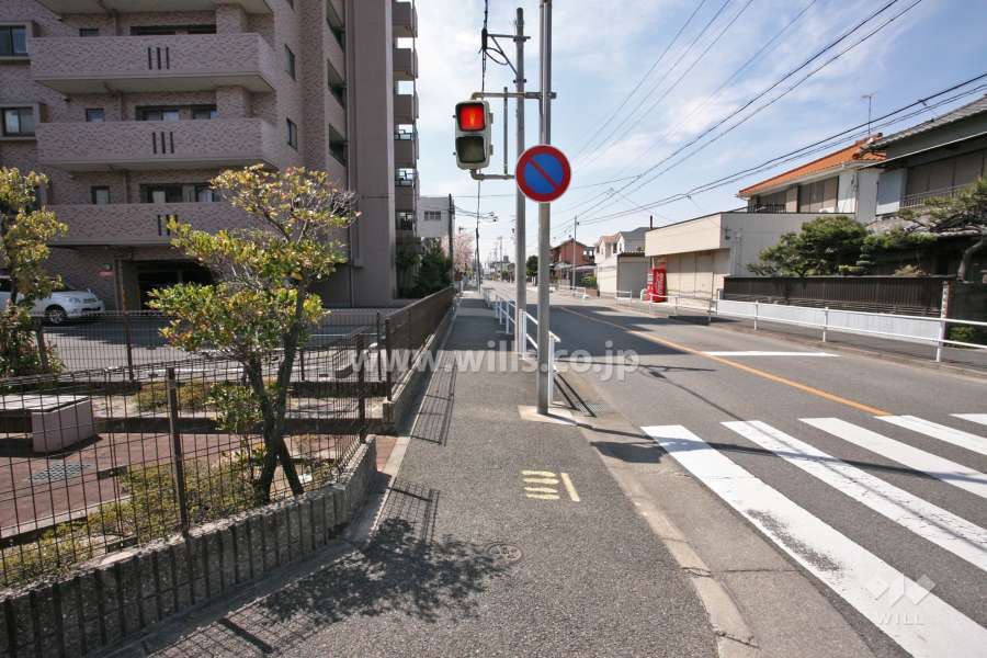 敷地北西側の前面道路(北東側から)