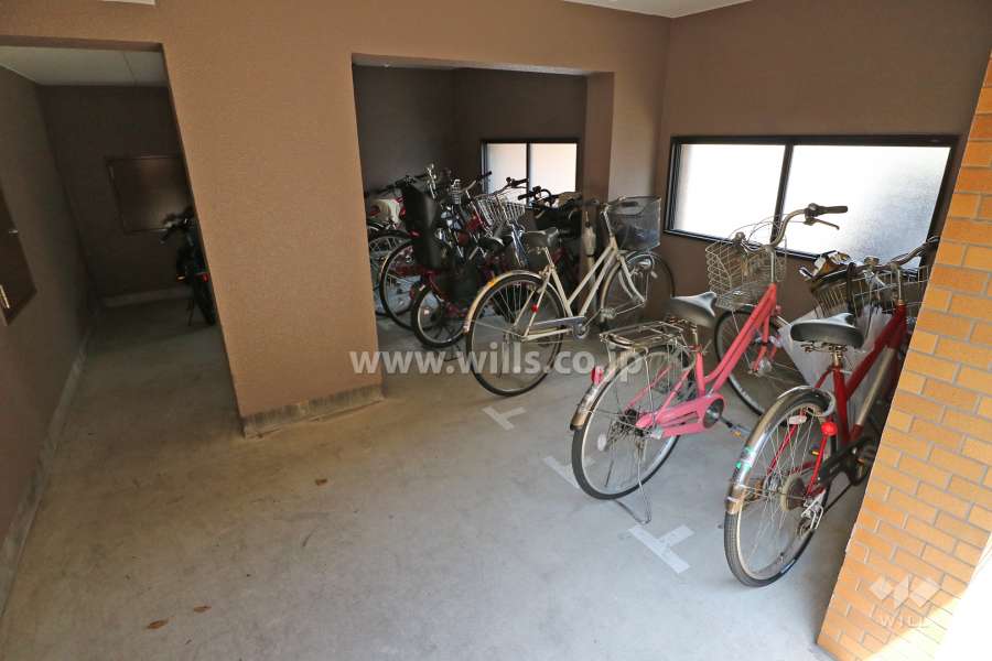 屋内に設けられた駐輪場
