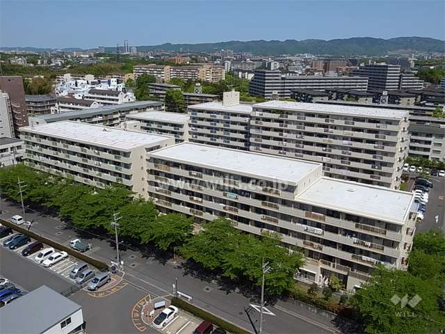 南東側から見たパストラル千里全体。手前がB棟、奥がA棟です。